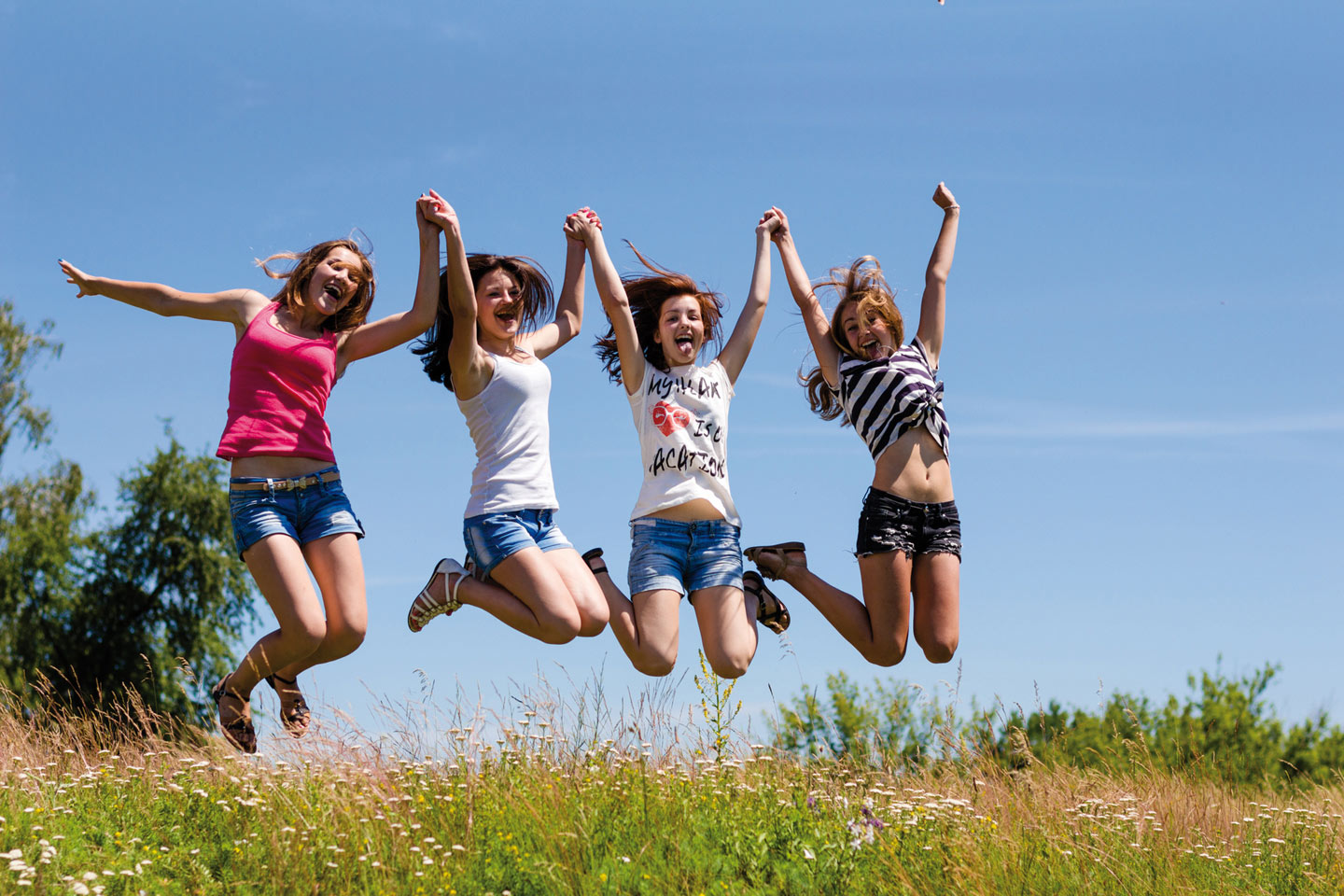 Подростки в прыжке счастливы
